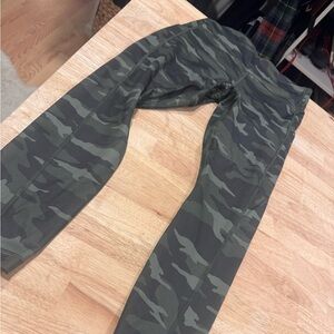 Athleta camo ultimate 7/8 tight leggings